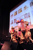 くす玉を割るチームしゃちほこ。