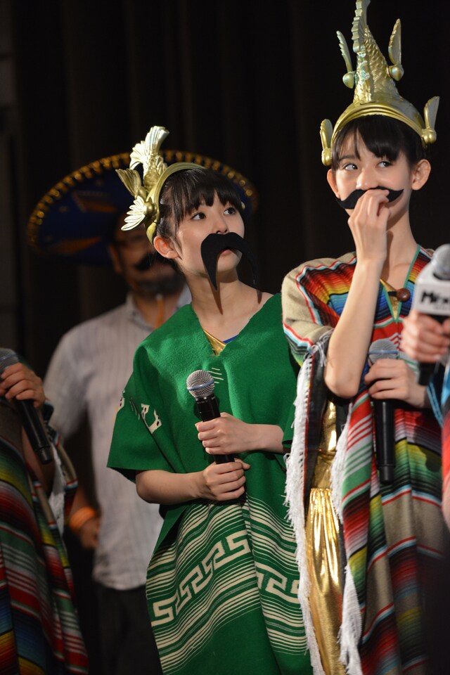 ポンチョ＆付けヒゲの咲良菜緒＆秋本帆華。