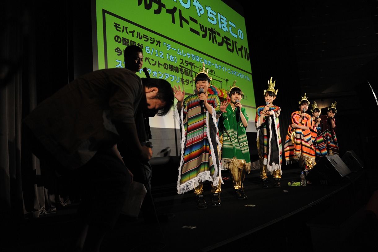 「オールナイトニッポンR」企画でメンバーに自宅侵入ドッキリを予告され、うなだれる店長。松岡ディレクターからは「ウチは合鍵5分で作れますから気を付けて」と追い打ちが。