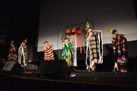 ポンチョ姿で「お願い！unBORDE」を歌うチームしゃちほこ。