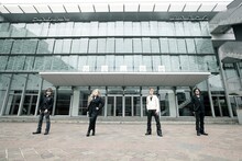 渋谷公会堂の前に立つPERSONZ。