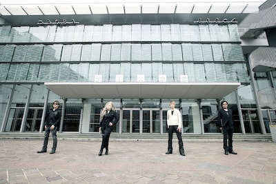 渋谷公会堂の前に立つPERSONZ。