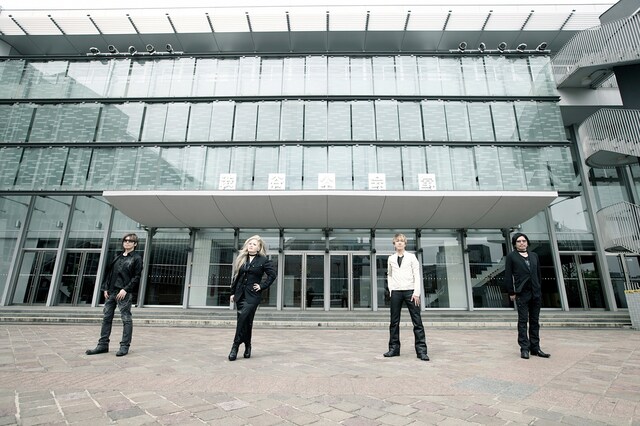 渋谷公会堂の前に立つPERSONZ。