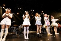 しおりんご（左から2番目）、ぐみ（3番目）、らむね（4番目）を含めた新生バンドじゃないもん！。