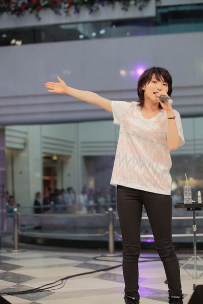 噴水広場でライブをする家入レオ。