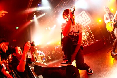 w-shun（Vo, G）（Photo by Rie Suwaki［MAXPHOTO］）