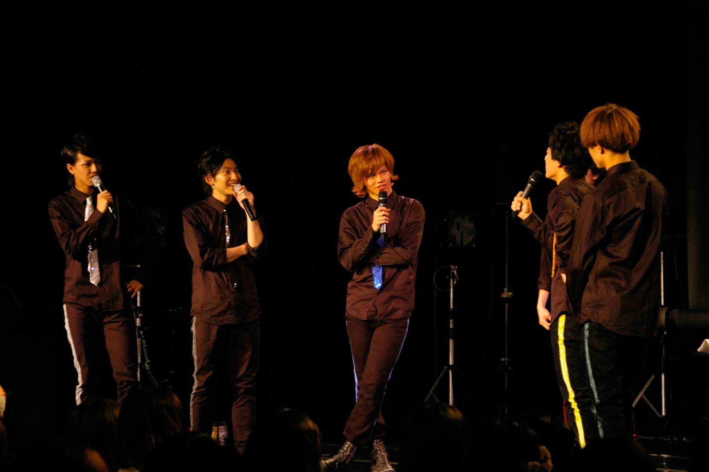 5月26日に東京・池袋アムラックスホールにて行われた「BULLET TRAIN FANMEETING Vol.03 ～アムラックスで一旦クライMAX!!～」の様子。