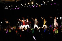 5月26日に東京・池袋アムラックスホールにて行われた「BULLET TRAIN FANMEETING Vol.03 ～アムラックスで一旦クライMAX!!～」の様子。