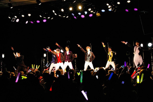 5月26日に東京・池袋アムラックスホールにて行われた「BULLET TRAIN FANMEETING Vol.03 ～アムラックスで一旦クライMAX!!～」の様子。