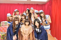 番組終了後、記念撮影をする松村沙友理、中田花奈、松下唯、ウェザーガールズ。