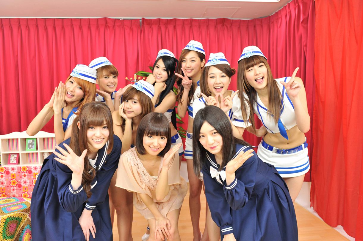 番組終了後、記念撮影をする松村沙友理、中田花奈、松下唯、ウェザーガールズ。