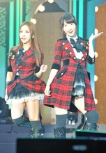 板野友美、柏木由紀（C）AKS