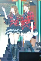 小嶋陽菜、篠田麻里子（C）AKS