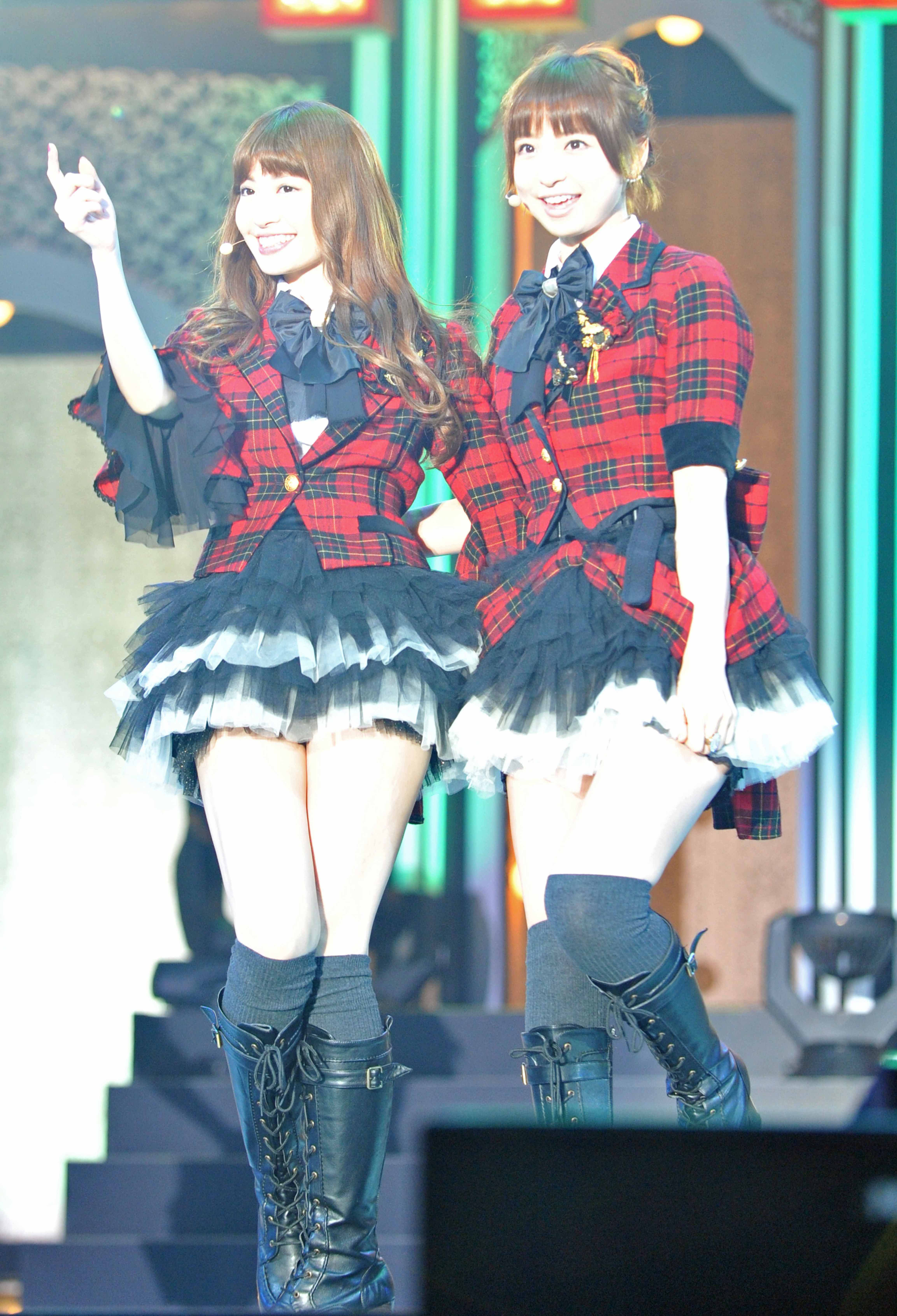 小嶋陽菜、篠田麻里子（C）AKS