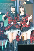 横山由依、島崎遥香（C）AKS