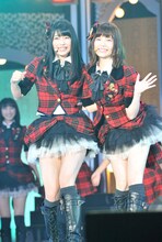 横山由依、島崎遥香（C）AKS