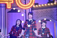 柏木由紀（中央）（C）AKS