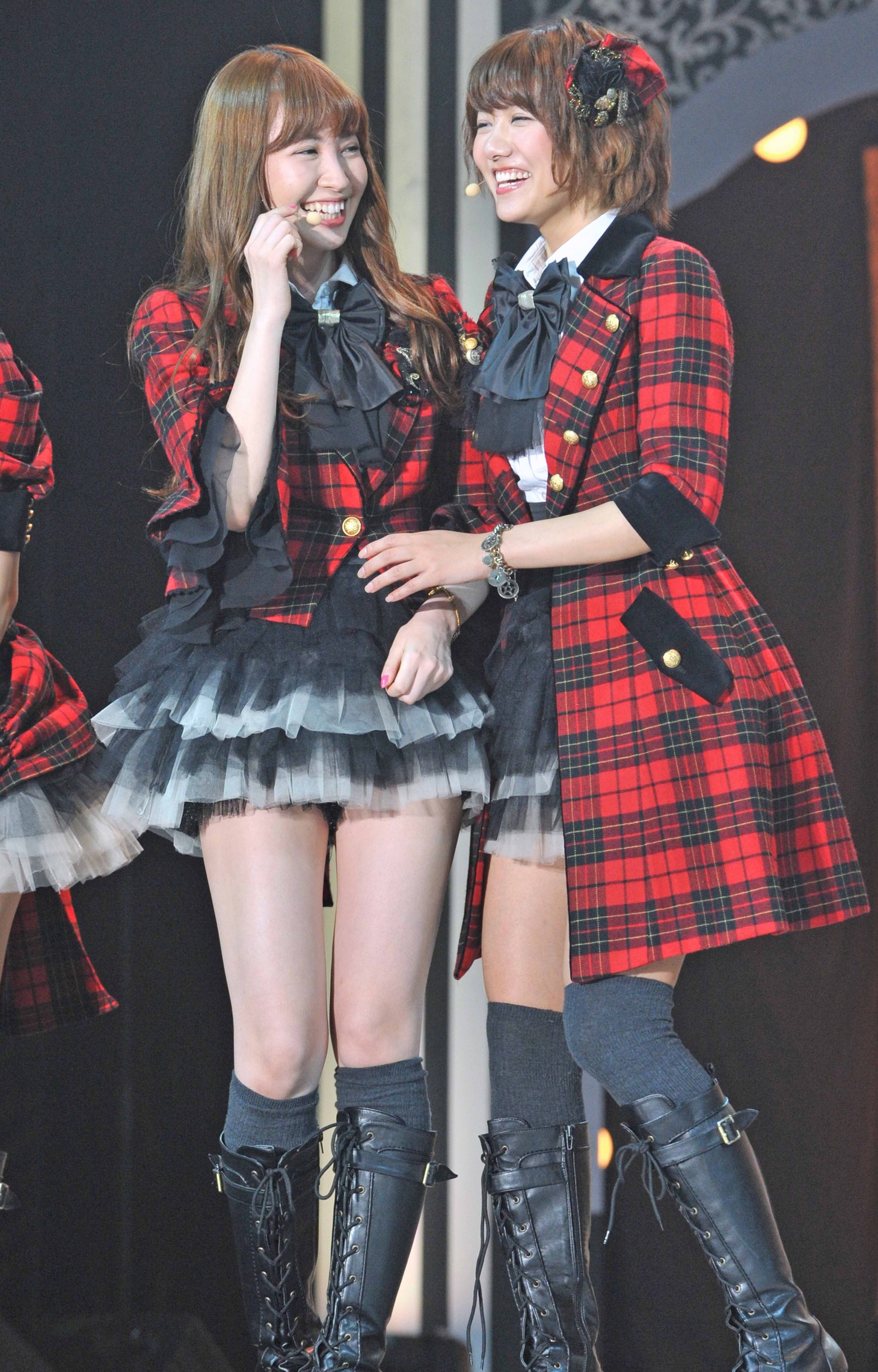 小嶋陽菜、宮澤佐江（C）AKS