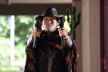 映画「中学生円山」のワンシーン。認知症のデスペラードを演じる遠藤賢司。