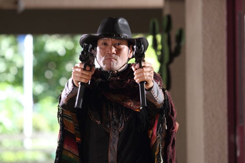 映画「中学生円山」のワンシーン。認知症のデスペラードを演じる遠藤賢司。