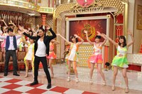 振り付けをレクチャーするSAM。 （C）日本テレビ