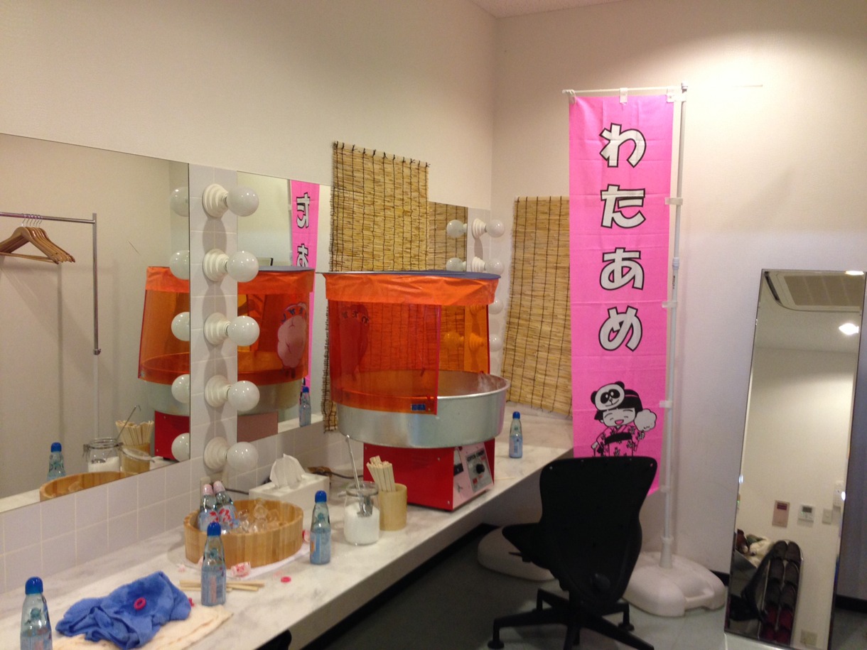 PV撮影でメンバーの士気を高めるために用意された「お菓子部屋」。