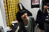 ファンに卵焼きを食べさせる小南泰葉。