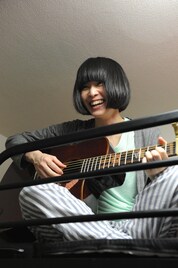小南泰葉、自宅ライブで新曲熱唱＆卵焼きを振る舞う