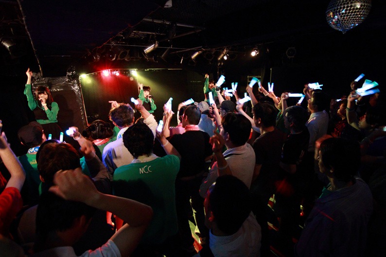写真は昨日5月28日に行われた「『アイドルばかり聴かないで』RELEASE前夜祭」の様子。