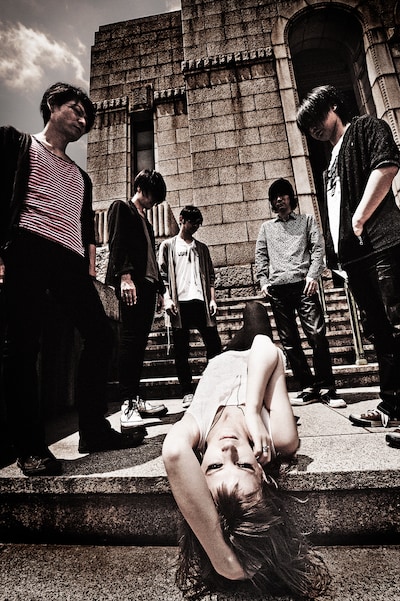 東京酒吐座。左から渡辺清美（G, Vo）、the k（B）、菅原祥隆（G）、アナンダ・ジェイコブズ（Vo）、五味誠（G）、ササブチヒロシ（Dr）。