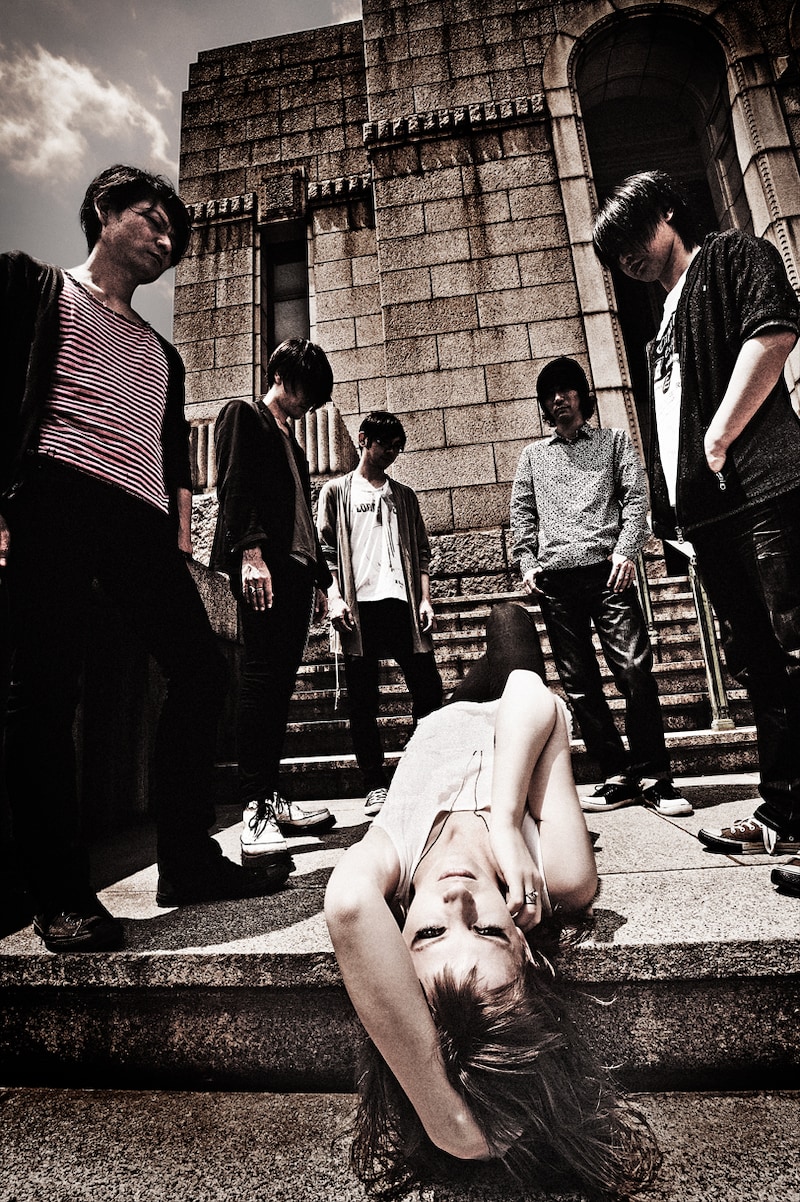 東京酒吐座。左から渡辺清美(G, Vo)、the k(B)、菅原祥隆(G)、アナンダ・ジェイコブズ(Vo)、五味誠(G)、ササブチヒロシ(Dr)。