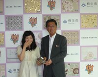 しのさきあさこ（左）と亀山豊文桐生市市長（右）。