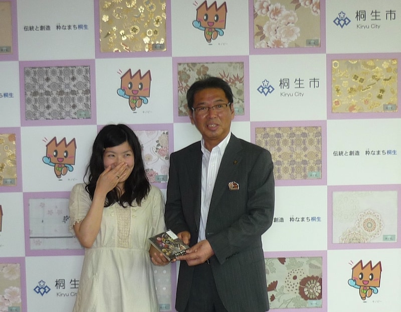 しのさきあさこ（左）と亀山豊文桐生市市長（右）。