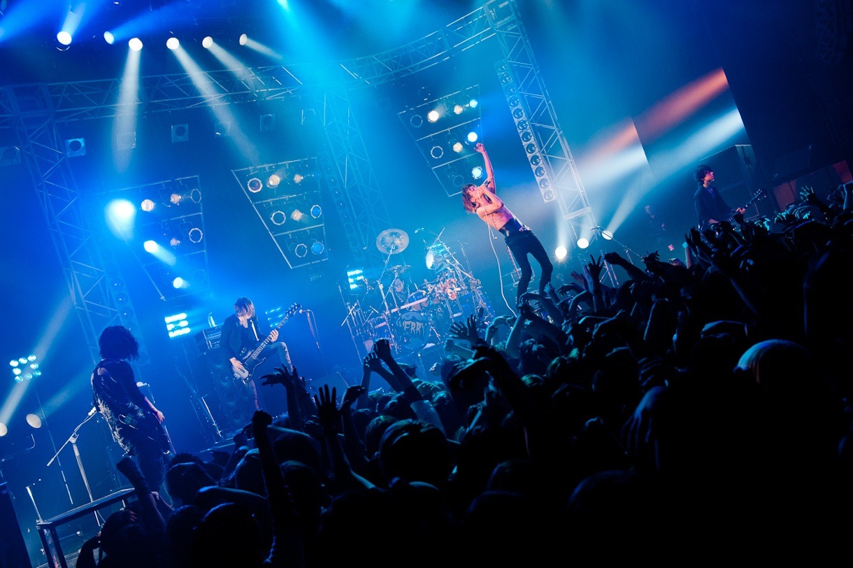 2012年11月30日に東京・赤坂BLITZで行われた「～Special 2night【黒い羊】～」の様子。