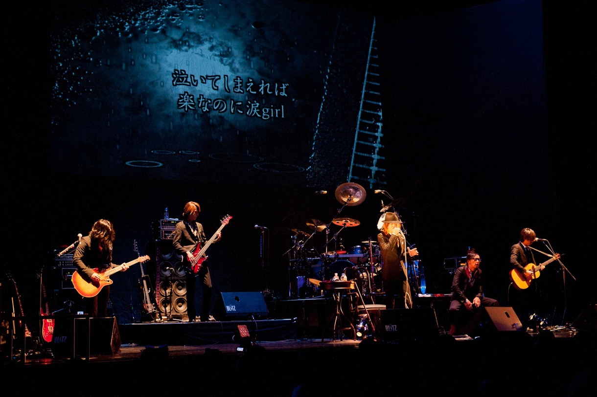 2012年11月30日に東京・赤坂BLITZで行われた「～Special 2night【白い羊】～」の様子。