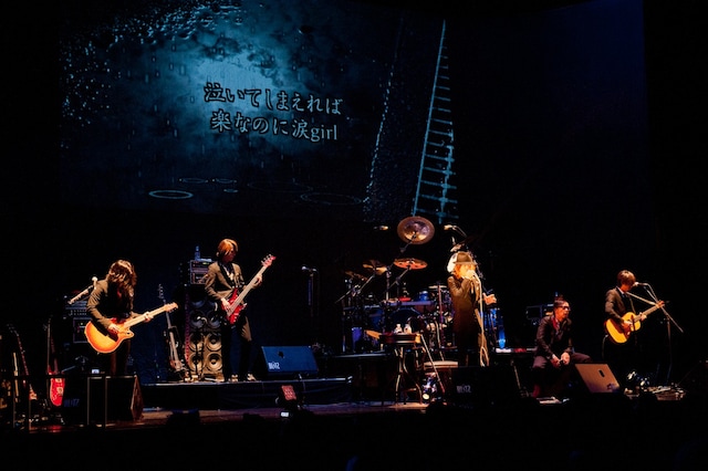 2012年11月30日に東京・赤坂BLITZで行われた「～Special 2night【白い羊】～」の様子。