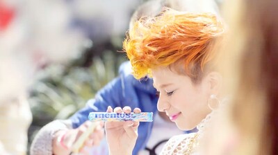 Unaが出演する「メントス デュオ ソーダアソート」CMのワンシーン。