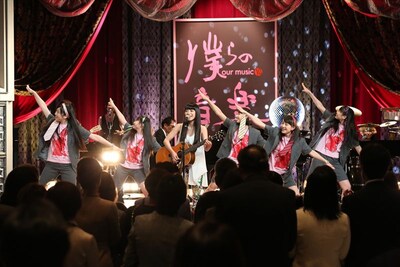 「2013年フジテレビ入社式懇親会『僕らの音楽』スペシャル」でのmiwaクロのパフォーマンス。