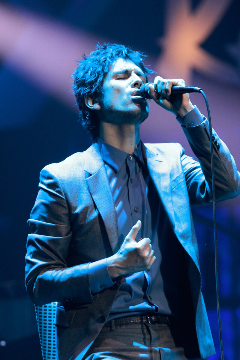 ファンからのリクエストナンバーを歌う平井堅。