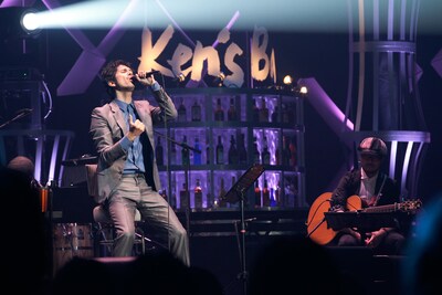 ファンからのリクエストナンバーを歌う平井堅。