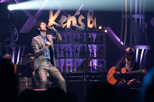 ファンからのリクエストナンバーを歌う平井堅。