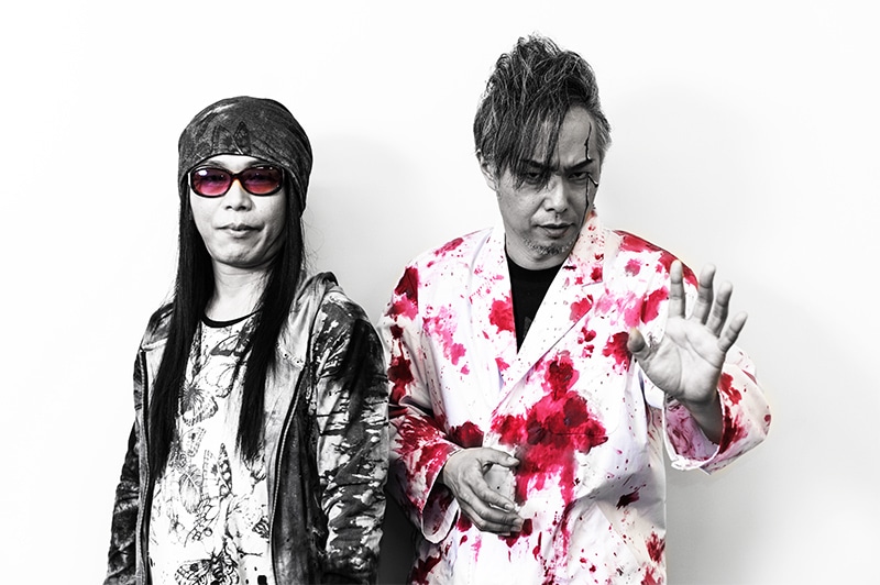 左から内田雄一郎（B）、大槻ケンヂ（Vo）。