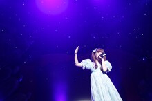 ライブ中盤にナチュラルなワンピース姿で登場したきゃりーぱみゅぱみゅ。（Photo by AKI ISHI）