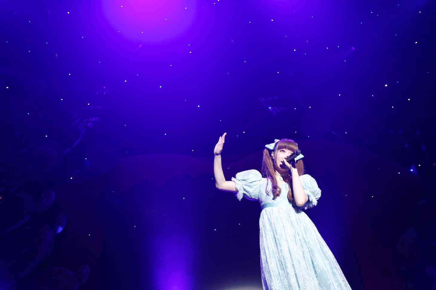 ライブ中盤にナチュラルなワンピース姿で登場したきゃりーぱみゅぱみゅ。（Photo by AKI ISHI）