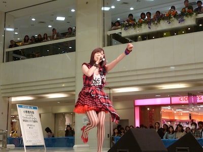 5月29日に東京・サンシャインシティ噴水広場で行われた、シングル「ファイティング☆ヒーロー」発売記念ミニライブの様子。