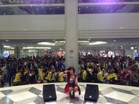 5月29日に東京・サンシャインシティ噴水広場で行われた、シングル「ファイティング☆ヒーロー」発売記念ミニライブの様子。