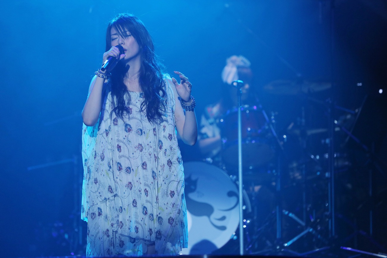 柴咲コウのツアー「Ko Shibasaki Live Tour 2013 ～neko's live 猫幸 音楽会～」初日公演の模様。 （photo： hajime kamiiisaka）