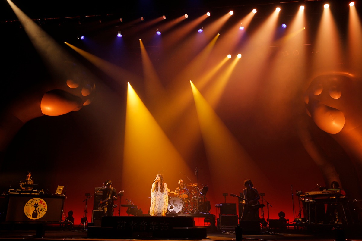 柴咲コウのツアー「Ko Shibasaki Live Tour 2013 ～neko's live 猫幸 音楽会～」初日公演の模様。　（photo： hajime kamiiisaka）