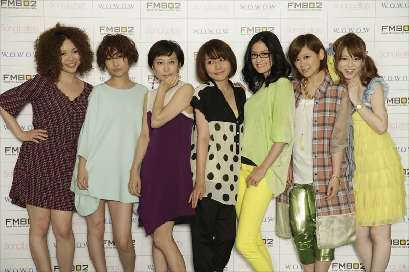 ライブ開演前に撮影された集合写真。