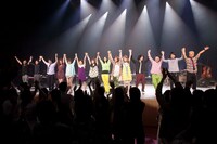 全出演者がそろったフィナーレの様子。